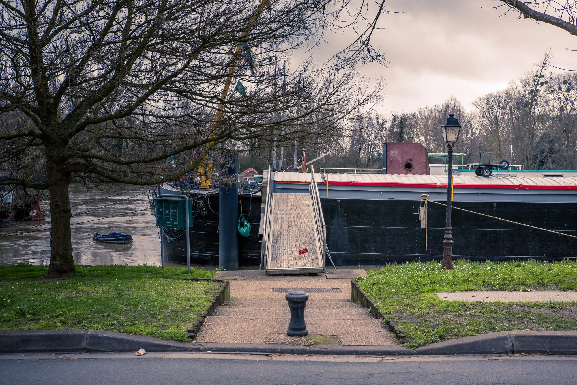 Boats at Conflans, photograph 11